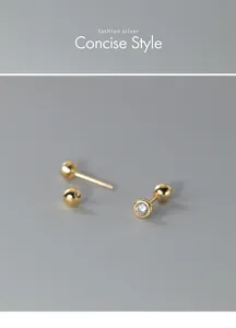 Detailaufnahme minimalistischer eingefasster Zirkon-Ohrstecker im eleganten Gold-Design.