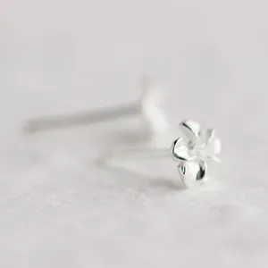 S925 Sterling Silber fünfblättrige Blume Ohrstecker, süßer und zarter Schmuck für Frauen.