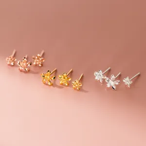S925 Silber Blumen Ohrstecker fuer Damen, suesse und niedliche fuenfblettrige Frangipani Ohrringe.