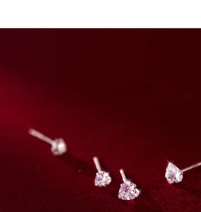 Detailansicht minimalistischer s925 Silber Herz Diamant Ohrstecker mit feinen funkelnden Kristallen.