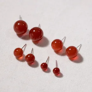 S925 Silber Rote Achat Ohrstecker, Nahaufnahme Ansicht mit glatten runden Edelsteinen.