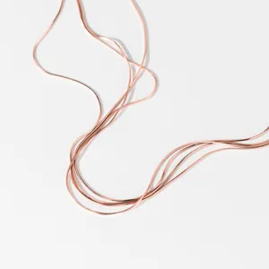 Zarte Nahaufnahme der ultra-dünnen Roségold-Schlangenkette für filigranes Layering.