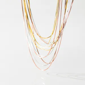 Feine mehrschichtige Schlangenketten Detailaufnahme, minimalistisches Gold, Silber, Roségold.