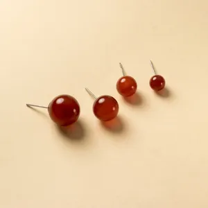 Runde rote Achat Ohrstecker mit s925 Silber Stiften, elegante minimalistische Detailansicht.