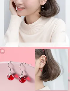 S925 Silber Weihnachten rote Kugel Schneeflocke Ohrringe süßer Stil Detailansicht.