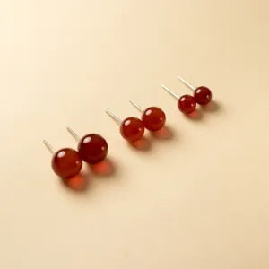 Detailansicht runde rote Achat Ohrstecker, minimalistischer eleganter S925 Silber Schmuck.