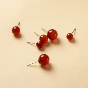 Detailansicht minimalistischer S925 Sterlingsilber roter Achat runder Ohrstecker Schmuck