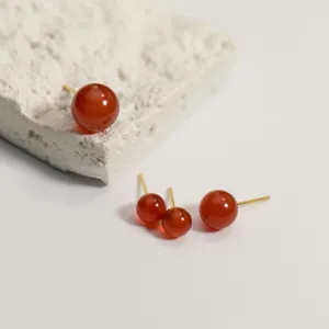 Detailaufnahme roter Achat Ohrstecker, minimalistischer 925er Silber Edelsteinschmuck.