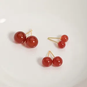 Detailansicht eleganter roter Achat Kugel Ohrstecker mit s925 Silberstiften, minimalistisch.