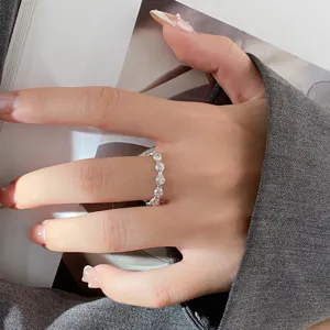 Nahaufnahme eines gebürsteten Rings aus 925er Sterlingsilber mit funkelnden kleinen Steinen.