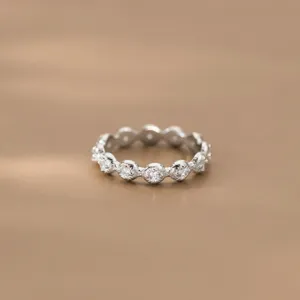 Nahaufnahme Detailansicht des S925 Sterlingsilber Texturrings mit funkelnden Steinbesätzen.
