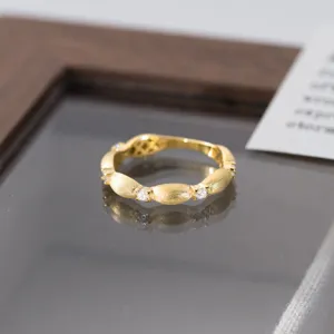 Minimalistischer S925 Sterlingsilber texturierter Goldring mit feinen Zirkonia, Detail.