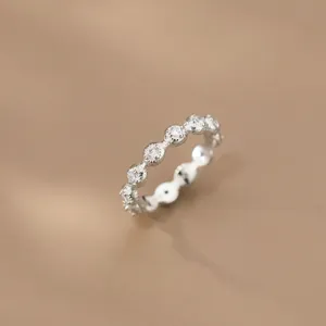 Nahaufnahme Detail des Silber Eternity Rings mit exquisiter gebürsteter Textur und Steinen.