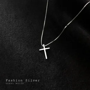 Minimalistische S925 Sterling Silber Kreuz Anhänger Halskette mit einer feinen Kette.