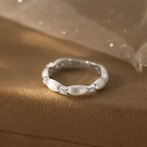 Exquisiter S925 Sterling Silber gebürsteter Pavé-Diamantring, frischer und süßer Stil Detail Nahaufnahme.