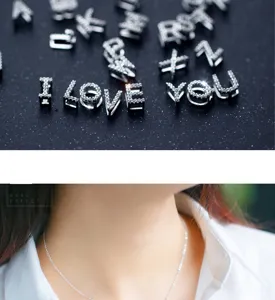 Detailaufnahme eines S925 Silber Buchstaben-Anhängers mit funkelnden Zirkonia-Steinen.