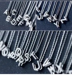 S925 Silber Alphabet Halskette Detail mit glänzenden Zirkonia Buchstaben von A bis Z.