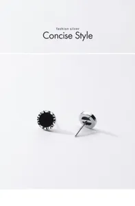 Boucles d'oreilles clous en argent S925 rondes facettées agate noire synthétique minimaliste