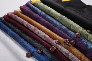 Chaleco de traje vintage con jacquard paisley y botones elegantes para hombre.