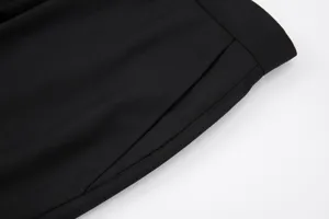 Λεπτομερές κοντινό πλάνο στην τσέπη και τη ζώνη μαύρου ανδρικού παντελονιού με ραφές.