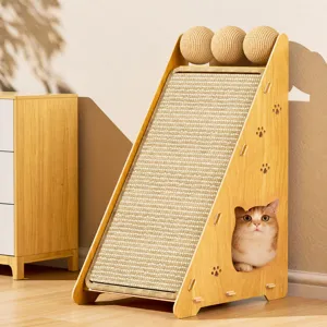 Dettaglio tiragraffi triangolare in legno per gatti con superficie in sisal naturale e pallina.