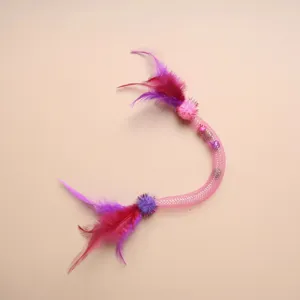 Giocattolo colorato per gatti con tubo a rete elastico, piume e palline per gattini.