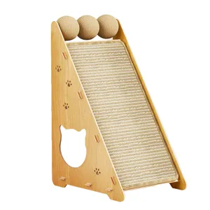 Tiragraffi triangolare in legno per gatti con tessuto in sisal e palline interattive giocattolo