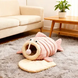 Detalle de cama para mascotas con forma de pez rosa, tejido de felpa suave y cálido entorno.