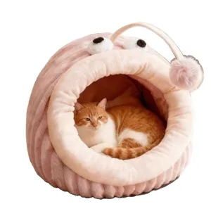 Cama para mascotas de felpa rosa semicerada bonita con gato, nido cálido de invierno.