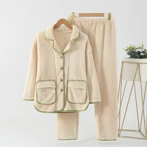 Comodo set pigiama in pile invernale da donna, cardigan monocolore con finiture verdi e pantaloni.