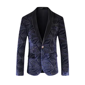 Detalle de blazer de terciopelo con patrón geométrico dorado, elegante chaqueta de fiesta.