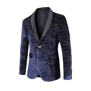 Blazer de terciopelo azul para hombre con patrón geométrico dorado y solapa negra.