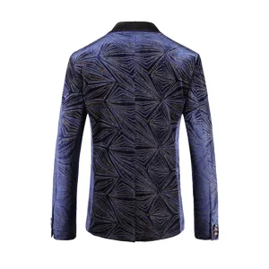 Elegante blazer de terciopelo azul para hombre con patrón geométrico dorado y solapa.