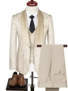 Κομψό ανδρικό κοστούμι γάμου jacquard 3 τεμαχίων με σακάκι και μοντέρνο γιλέκο πέτο.