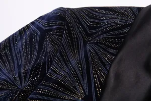 Vista detallada de blazer de terciopelo azul oscuro con estampado dorado de fuegos artificiales.