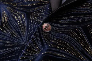 Detalle de chaqueta de traje de terciopelo para hombre con patrón de fuegos artificiales.