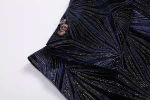 Primer plano detallado de chaqueta de terciopelo azul marino con patrón de fuegos artificiales.