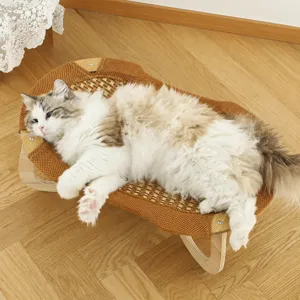 Amaca a dondolo per gatti in legno con rete traspirante per il relax e il sonno confortevole.
