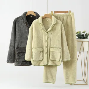 Dettagli pigiama in morbido pile spesso, comodo cardigan con risvolto e tasche pratiche.