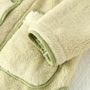 Cardigan dettaglio primo piano in pile sherpa beige, abbigliamento casa caldo invernale notte