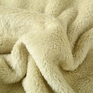Dettaglio di tessuto in pile sherpa morbido e spesso, materiale felpato bianco crema caldo.