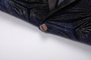 Primer plano chaqueta traje terciopelo azul lujo hombre motivo oro y solapa satén.