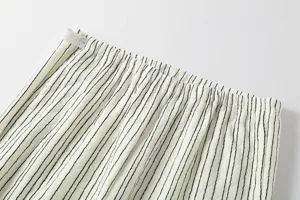 Gedetailleerd zicht op de comfortabele gestreepte zwangerschapsbroek taille met verstelbaar.