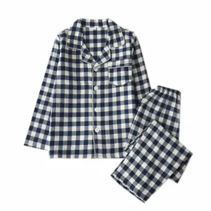 Ensemble pyjama enfant en coton carreaux bleu et blanc, haut manches longues et pantalon assorti.