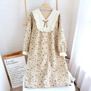 Chemise de nuit longue matelassée à fleurs avec col en dentelle pour femme en hiver.