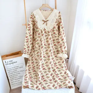Détail en gros plan d'une chemise de nuit florale à manches longues pour femmes avec col.