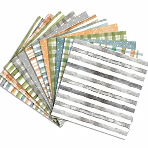 Primo piano di carta decorativa per scrapbooking con motivi a righe e quadri assortiti.