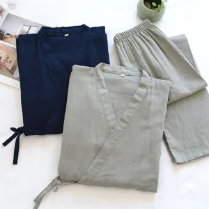 Dettagli del set loungewear kimono in cotone giapponese, trama del tessuto e lacci.
