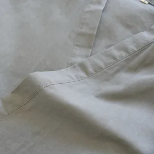 Vista dettagliata del set pigiama kimono in cotone per uomo, con trama del tessuto fine.