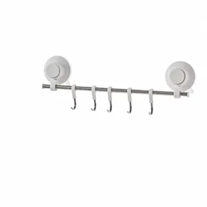 Barra colgante de ventosa de acero inoxidable con 5 ganchos para organización de baño y cocina.